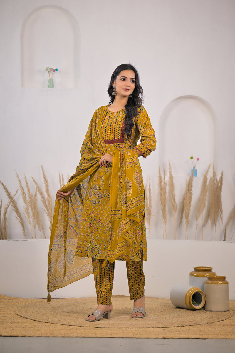 Lady wearing cotton printed kurta set