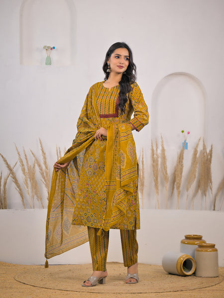 Lady wearing cotton printed kurta set