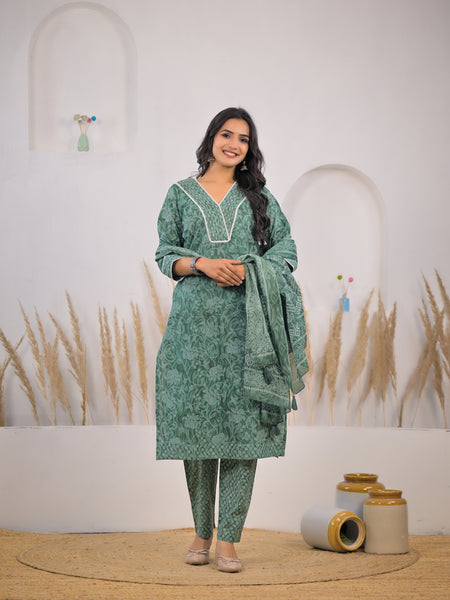 Woman wearing printed cotton kurta set